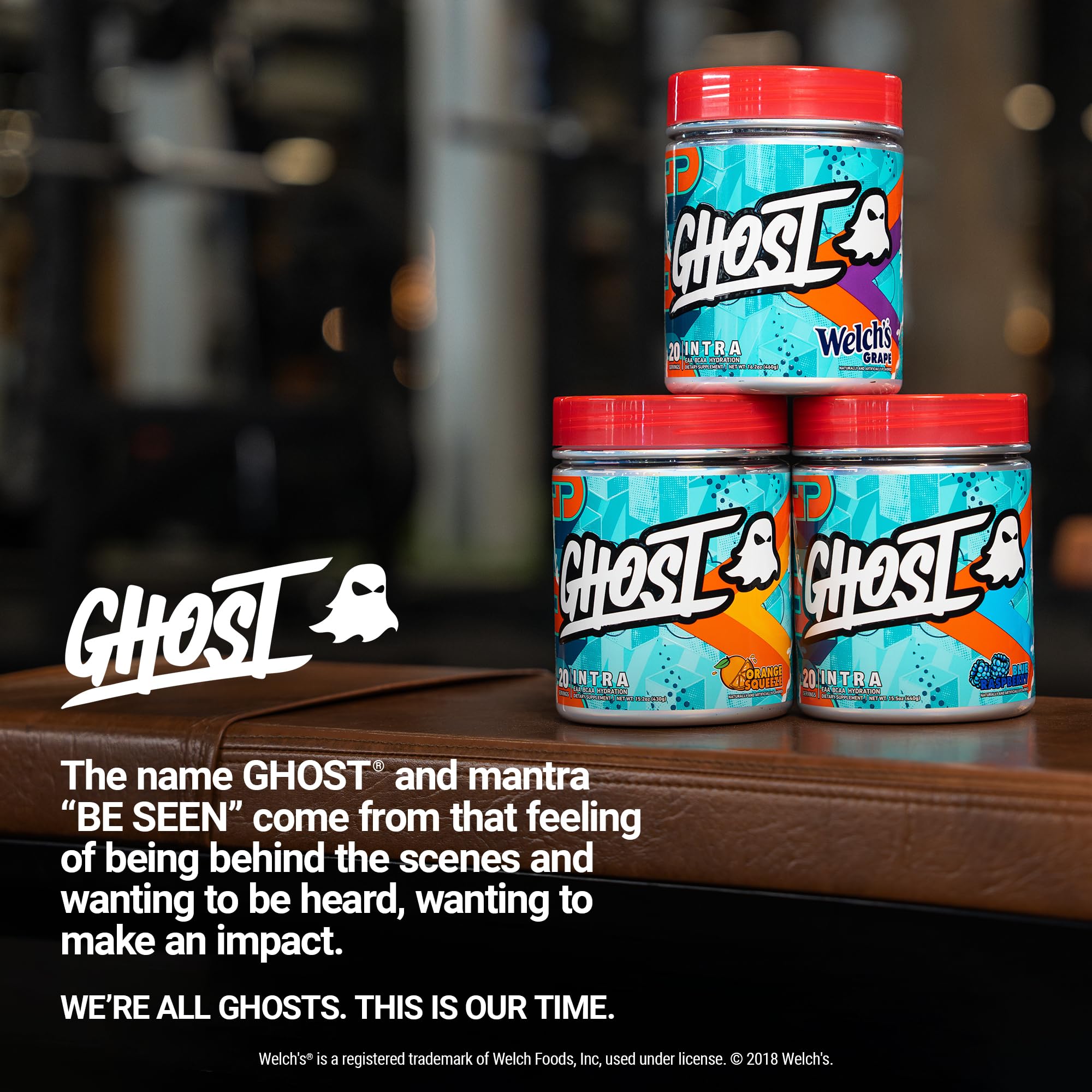 Persona en gimnasio bebiendo GHOST Intra Blue Raspberry para hidratación y enfoque