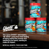 Persona en gimnasio bebiendo GHOST Intra Blue Raspberry para hidratación y enfoque