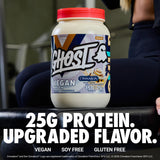 GHOST persona mezclando batido Cinnabon beneficiándose de recuperación proteica