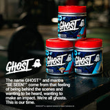 GHOST frasco en banco de gimnasio con equipamiento, muestra apoyo al rendimiento