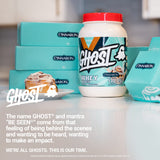 Escena en cocina con GHOST Whey Cinnabon y rollo de canela, inspiración para recetas