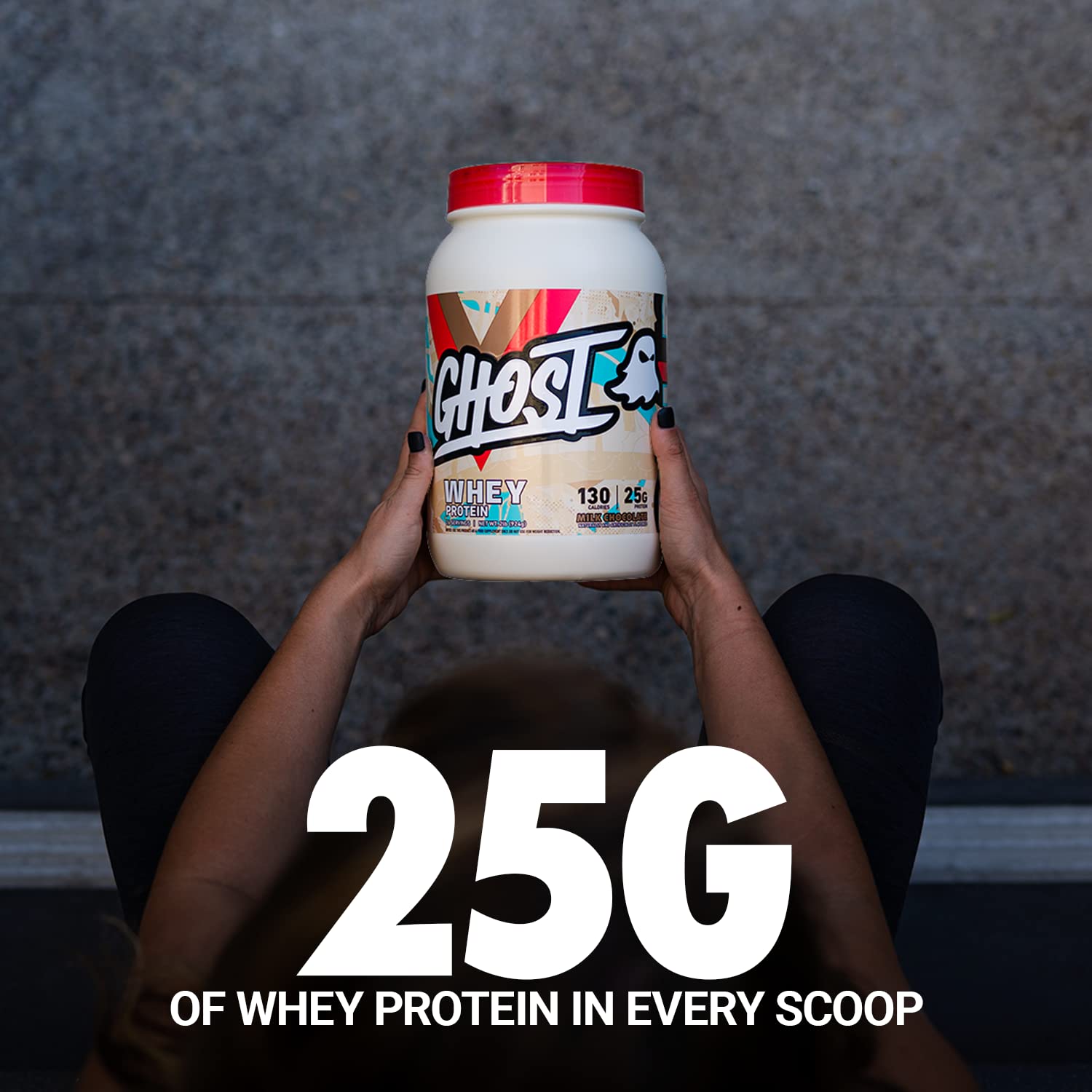 GHOST cucharada medidora mostrando 25 g de proteína por servicio