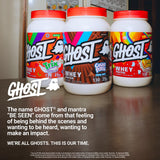 Escena en gimnasio con GHOST Whey Trix y botella, destacando uso post entreno y estilo activo