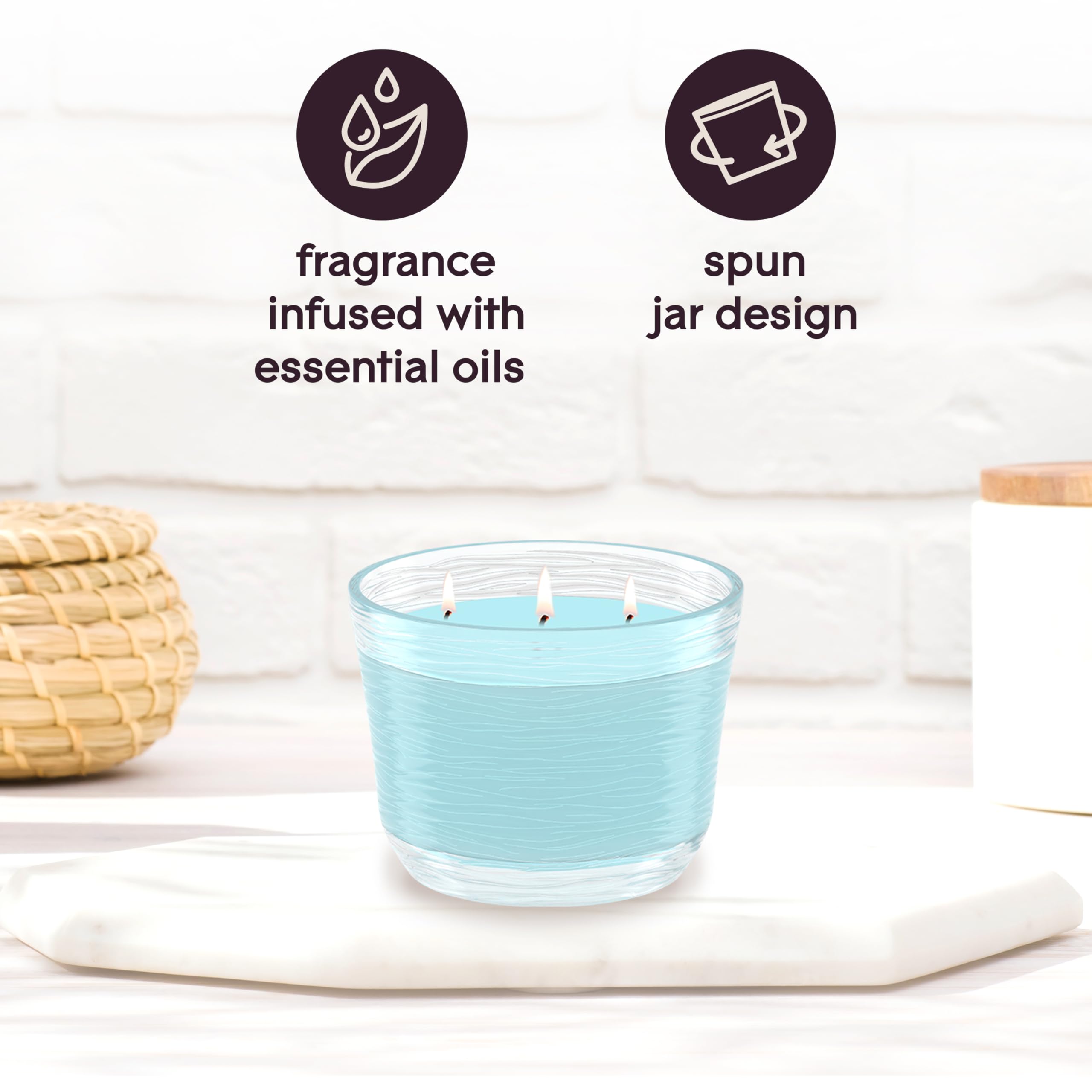 Glade vela 6.8 oz junto a objetos para apreciar tamaño real