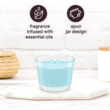 Glade vela 6.8 oz junto a objetos para apreciar tamaño real