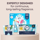 Glade vela en baño junto a toallas creando espacio relajante