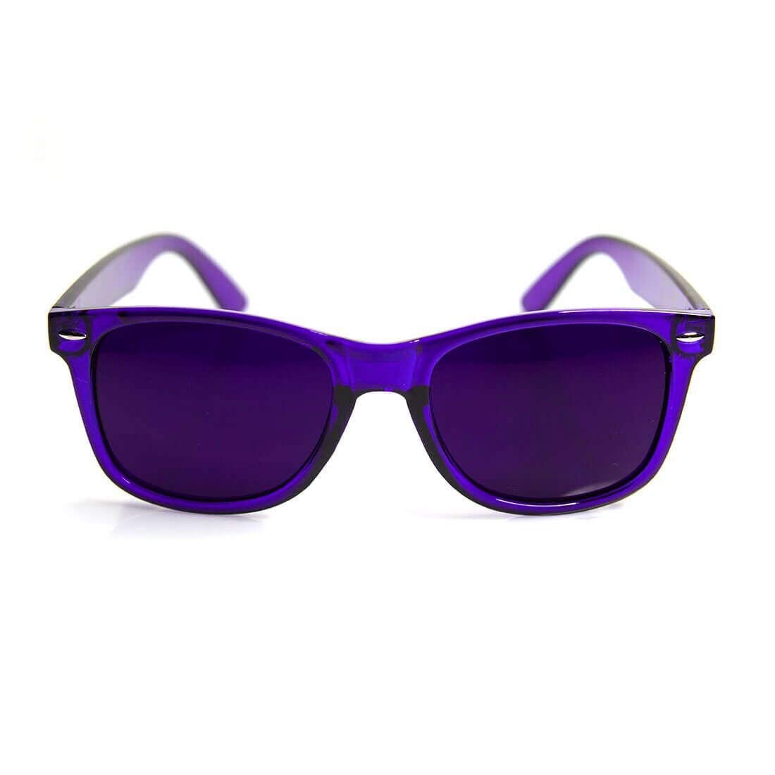 GloFX gafas en mano para comparar tamaño y portabilidad