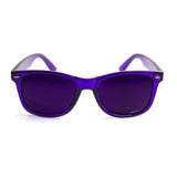 GloFX gafas en mano para comparar tamaño y portabilidad