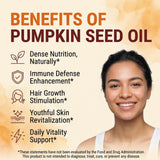 Mano sosteniendo cápsulas Glov Pumpkin Seed Oil para comparar tamaño y facilidad de ingesta