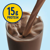 Botella Glucerna Classic Chocolate abierta vertiendo en vaso, práctico para consumo inmediato