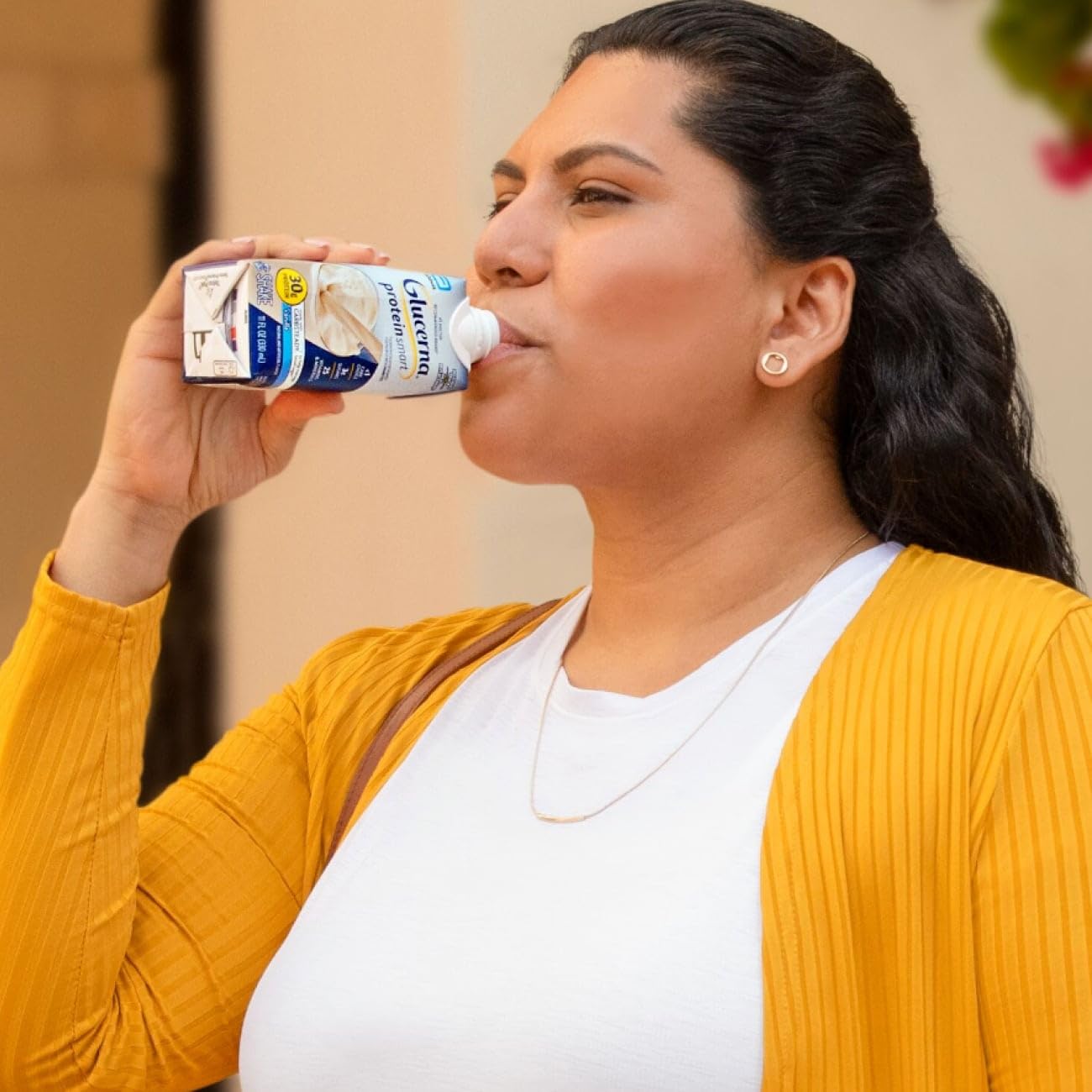 Glucerna caja de 12 botellas mostrando empaque para compra por volumen y almacenamiento