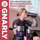 Botella de gimnasio junto a Gnarly Nutrition para uso pre entreno