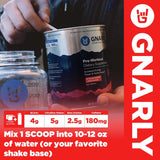 Gnarly Nutrition envase junto a manos para comparar tamaño práctico y porciones