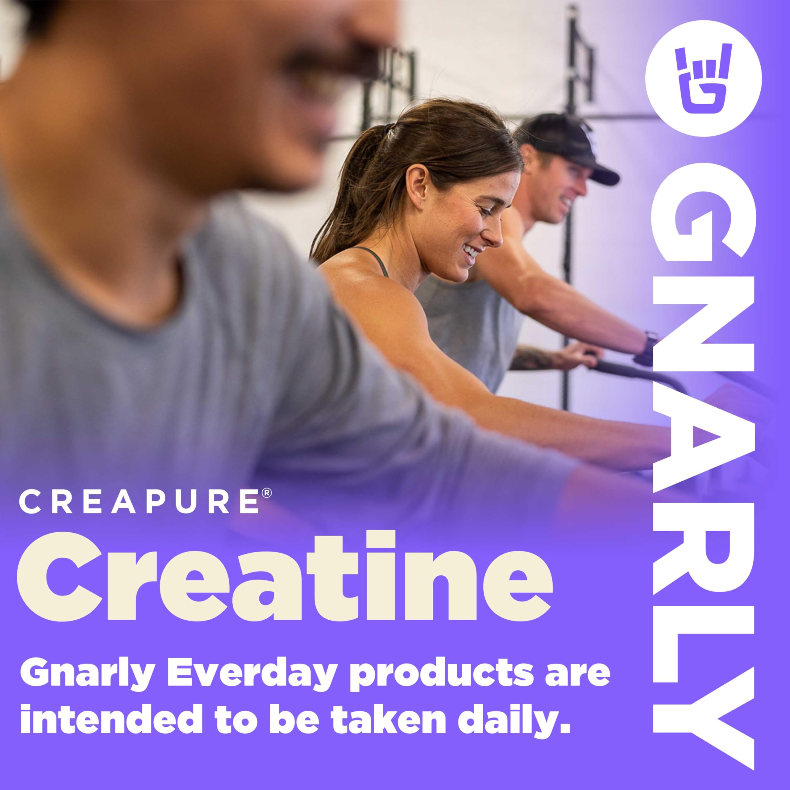 Gnarly Nutrition envase junto a una mano para comparar tamaño práctico
