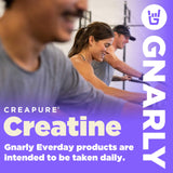Gnarly Nutrition envase junto a una mano para comparar tamaño práctico