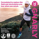 Gnarly Nutrition polvo frambuesa en primer plano muestra textura fina y fácil mezcla