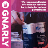 Gnarly Nutrition envase al lado de objetos muestra tamaño real y portabilidad