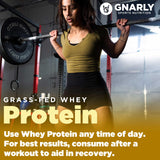 Gnarly Nutrition envase 32 oz junto a objetos para mostrar tamaño real