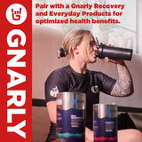Gnarly Nutrition atleta usando polvo durante entrenamiento para apoyo muscular