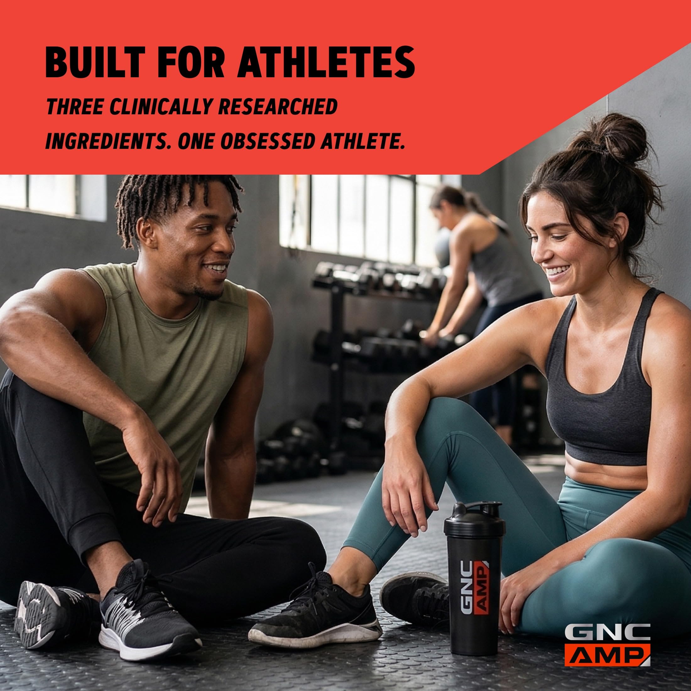 GNC AMP Creabolic junto a una mano para comparativa de tamaño del envase, beneficio portabilidad