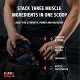 Bebida mezclada GNC AMP Creabolic en vaso, listo para consumo post-entreno