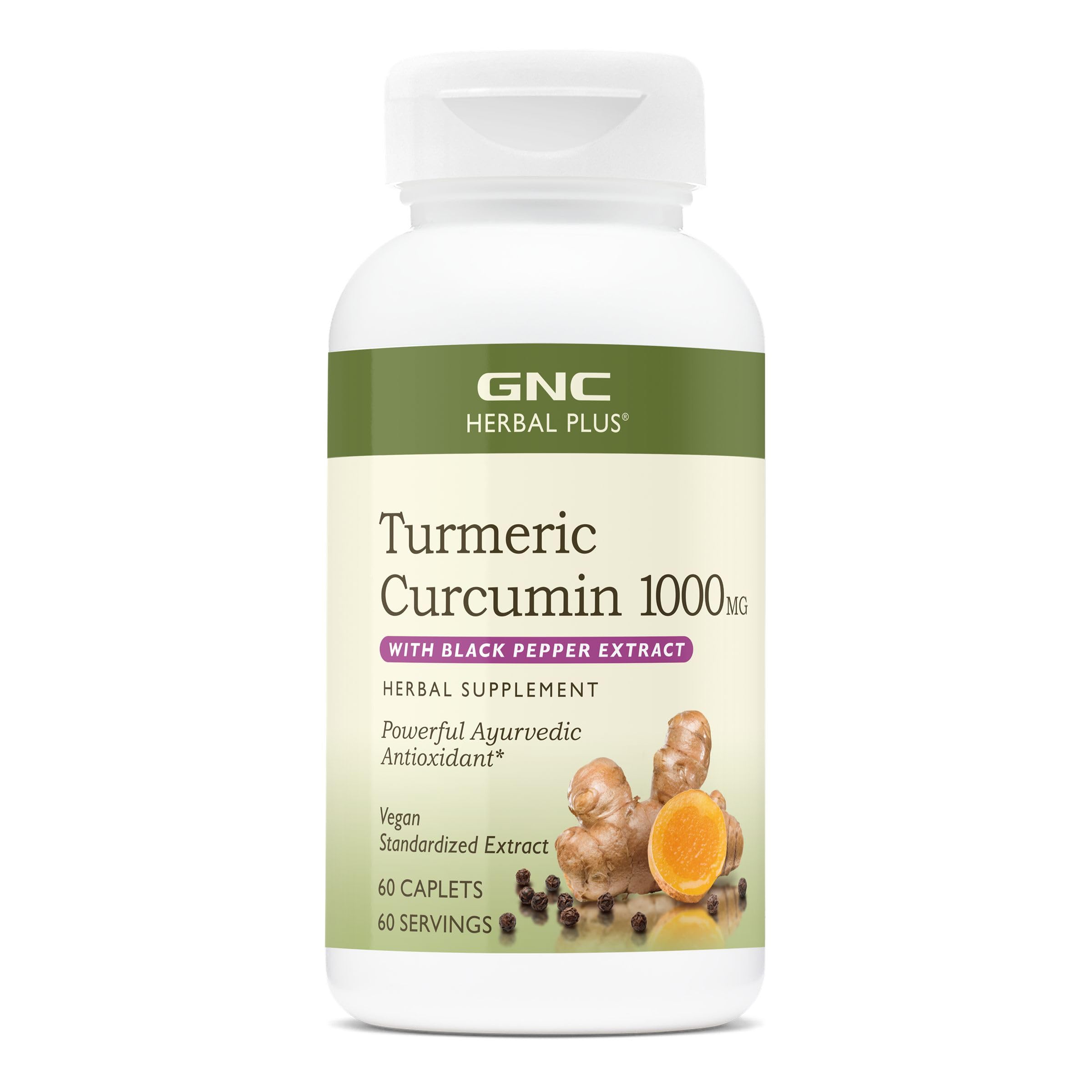 GNC caplet en mano para comparar tamaño y facilitar la toma diaria