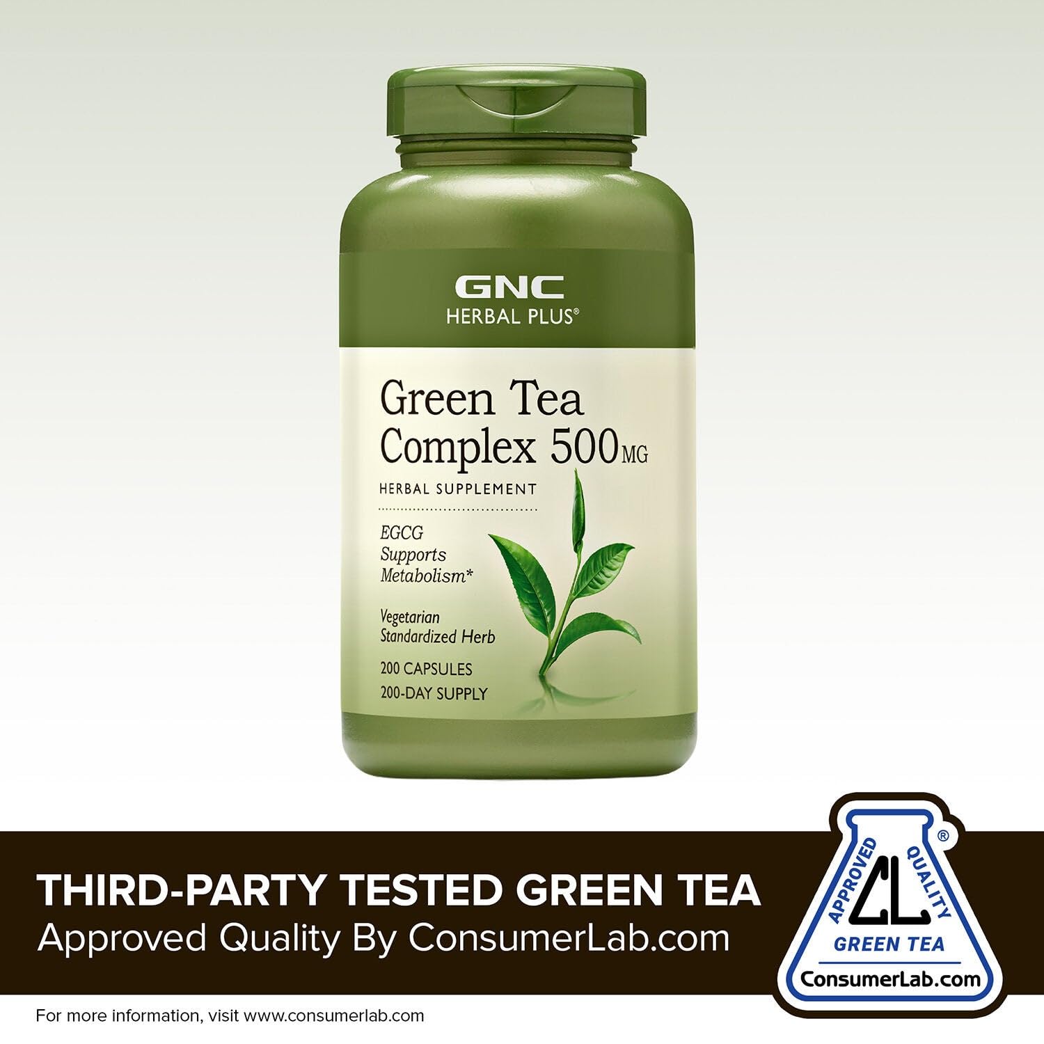 Botella GNC Green Tea Complex junto a un vaso de agua, facilita uso diario práctico