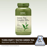 Botella GNC Green Tea Complex junto a un vaso de agua, facilita uso diario práctico