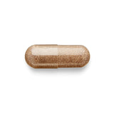 Frasco GNC Herbal Plus en mano para comparar tamaño y porción, indicador práctico
