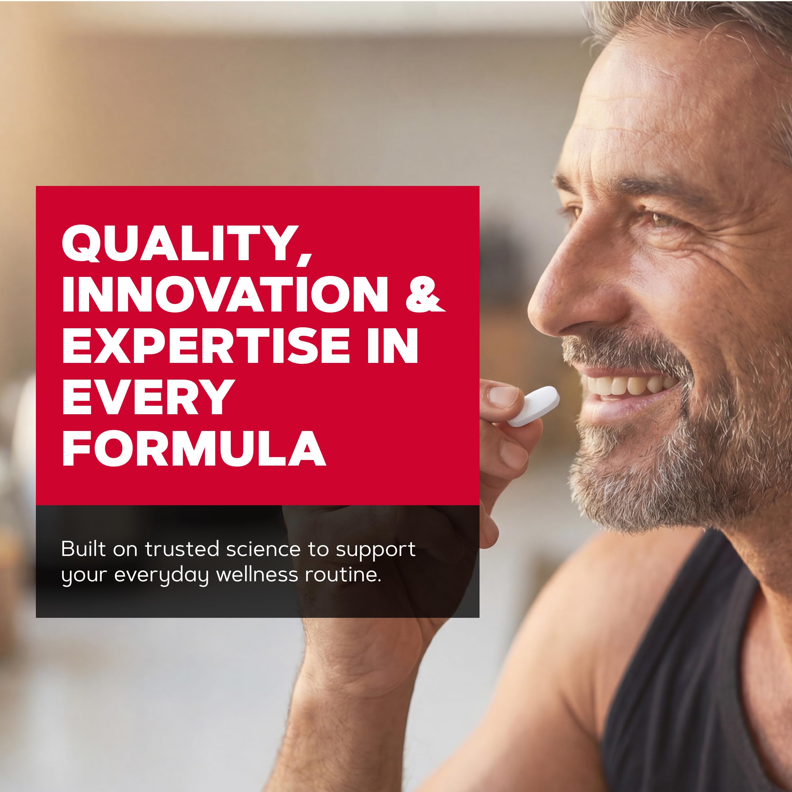 GNC Mega Men 50 Plus caplet en mano para comparar tamaño y facilidad de ingestión