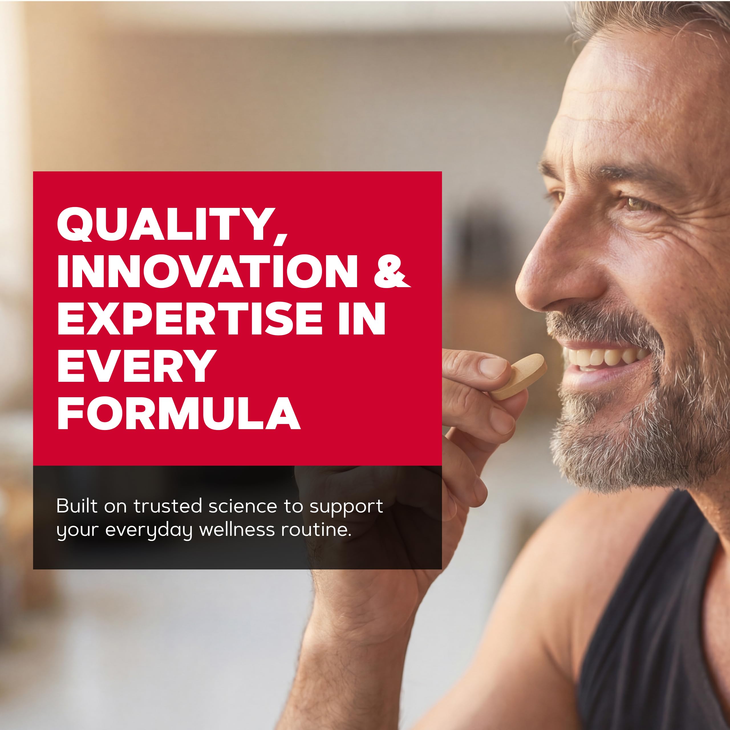 GNC Mega Men 50 Plus lifestyle hombre activo utilizando suplemento