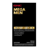 GNC Mega Men caplet junto a moneda para comparar tamaño y facilidad de ingestión