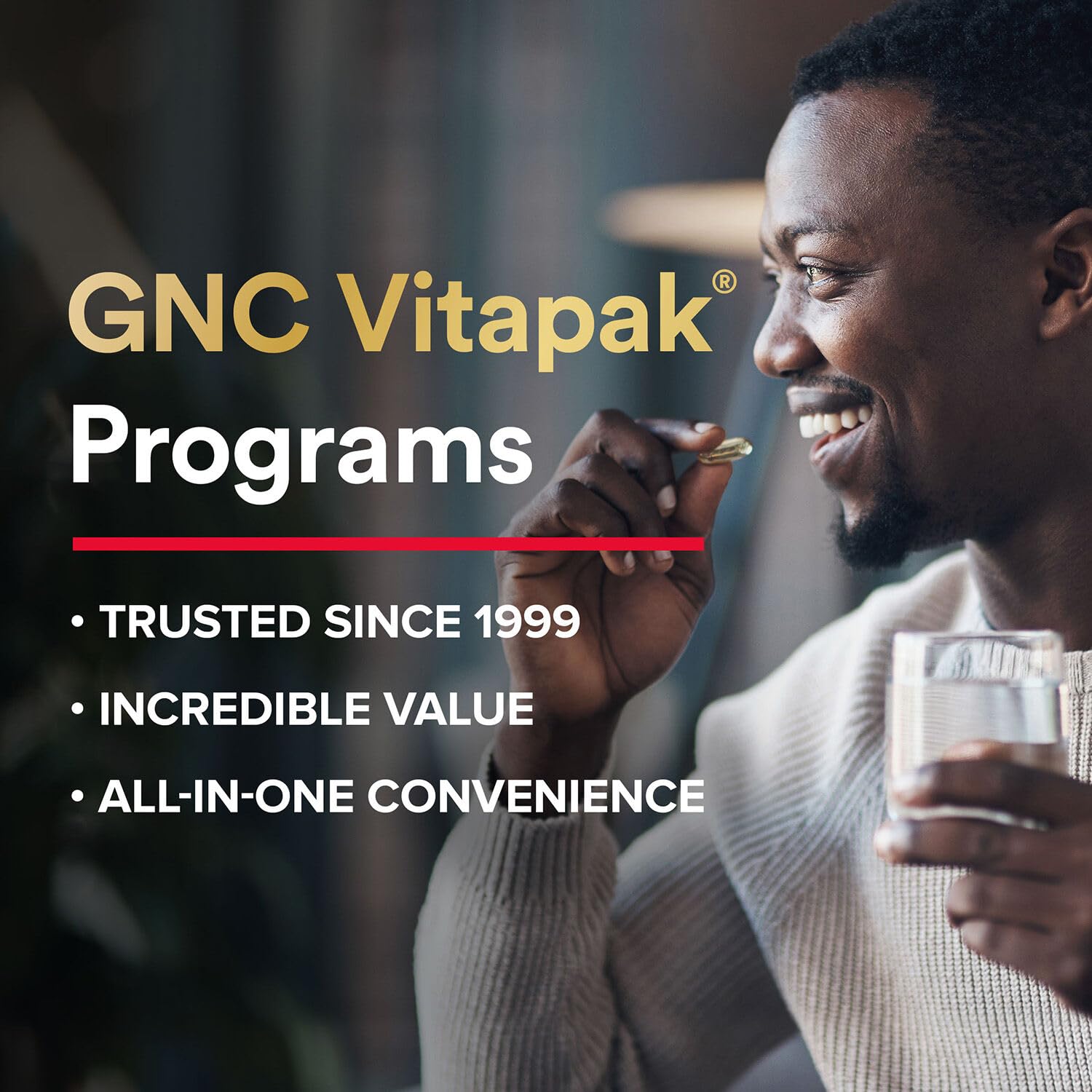 GNC Mega Men tamaño del sobre junto a monedas, demuestra portabilidad