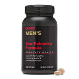 GNC Mega Men Saw Palmetto tabletas en mano para comparar tamaño y dosificación clara