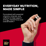 GNC Mega Men cápsula en mano para comparar tamaño y facilidad de consumo