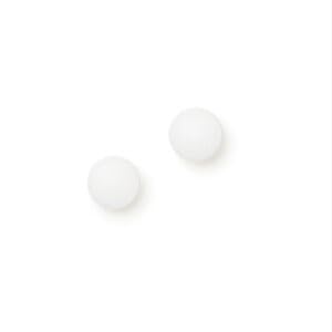 Persona tomando GNC Melatonin 1mg cereza antes de dormir, apoyo al descanso rutinario
