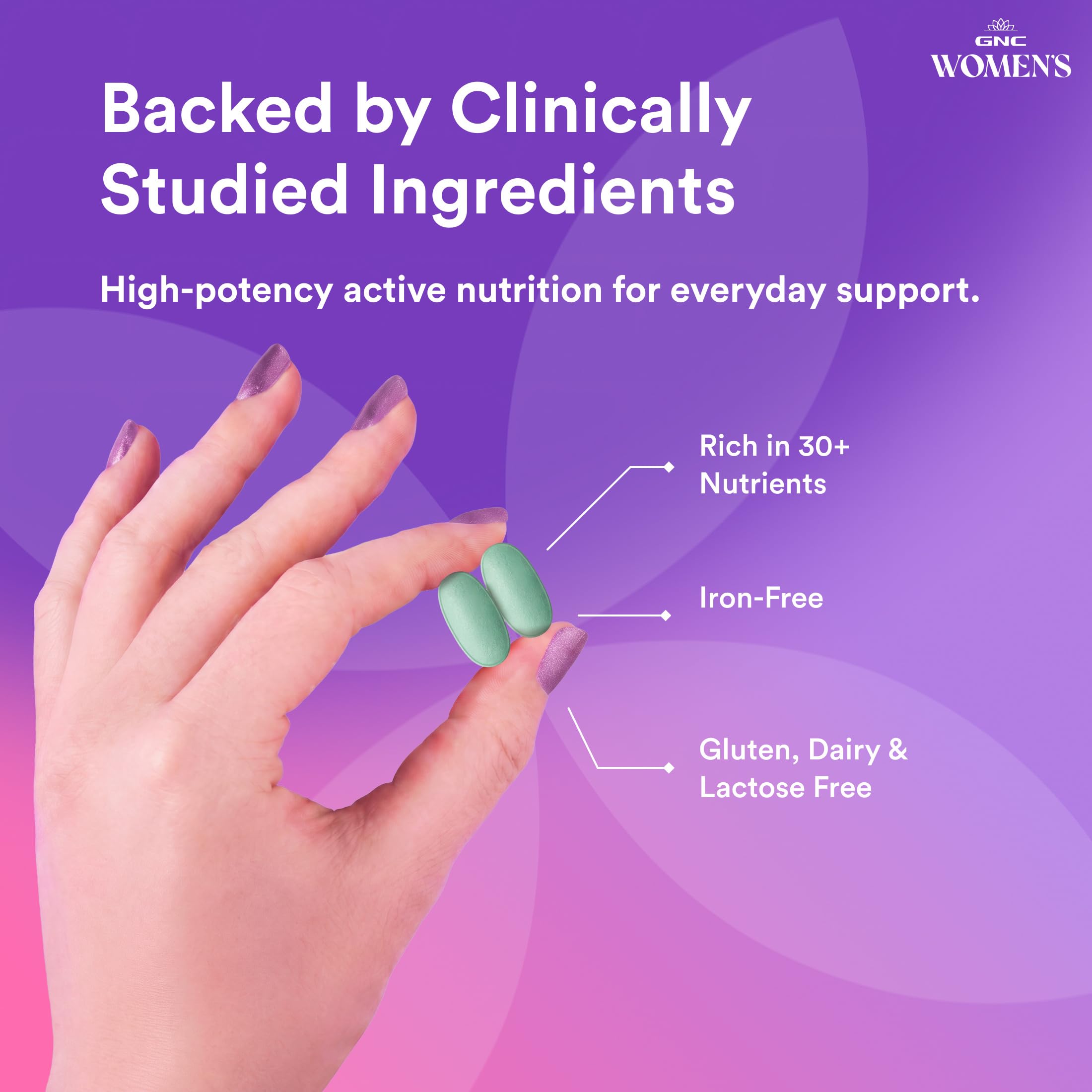 Mujer deportista tomando GNC multivitaminas que apoya energía y recuperación