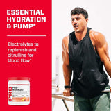 GNC persona en gimnasio usando el pre-workout para mayor intensidad
