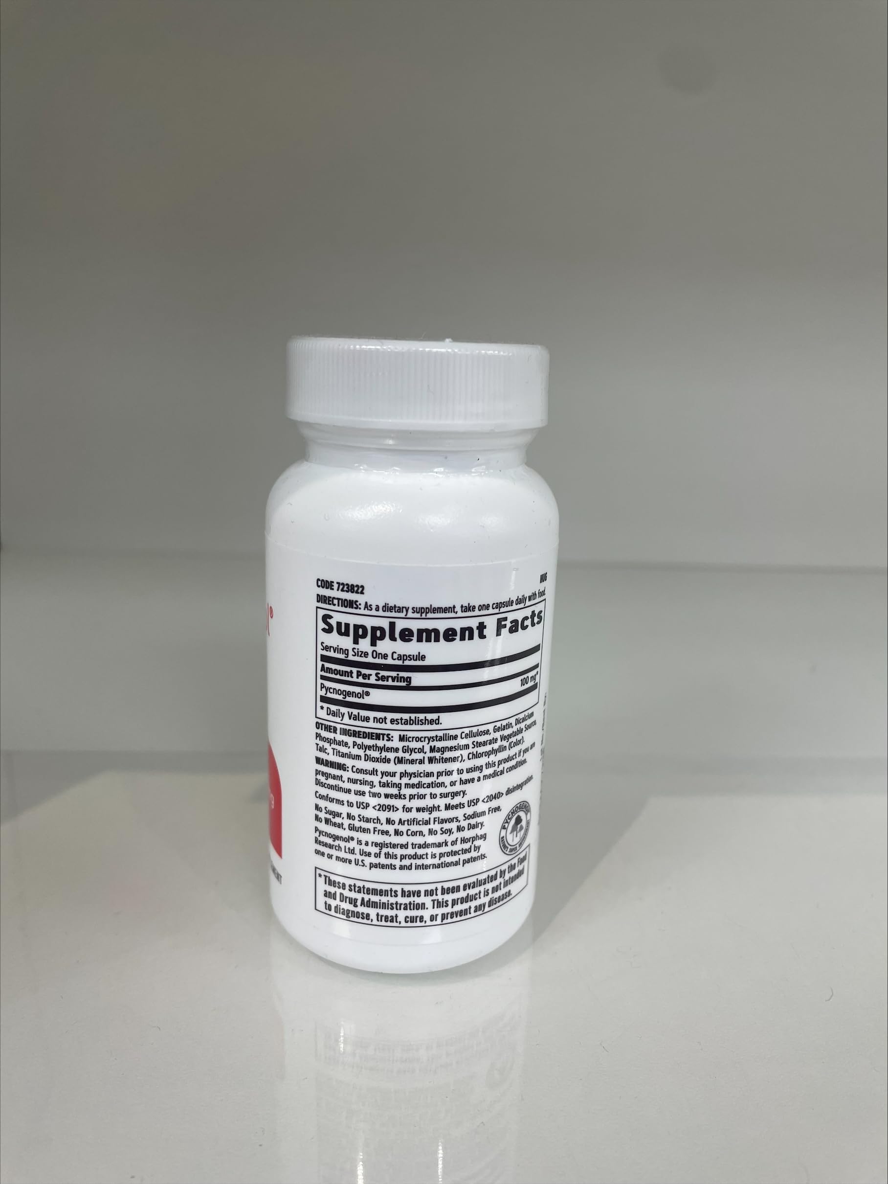 GNC Pycnogenol cápsula en mano ilustrando dosis diaria y portabilidad