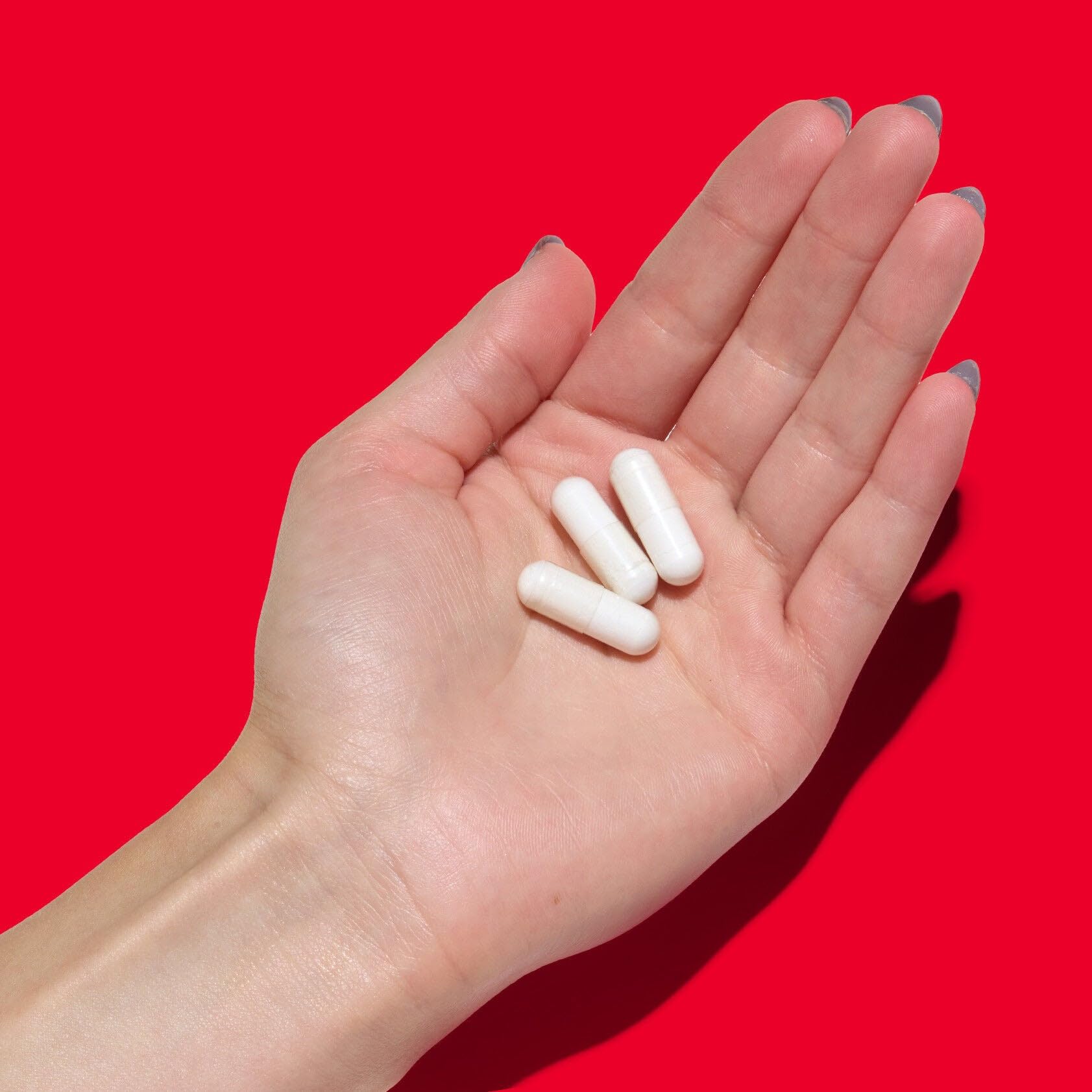 persona activa junto al envase GNC Super Magnesium como apoyo diario