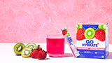 Vaso con bebida GoHydrate+ kiwi-fresa mezclada ofreciendo sabor refrescante