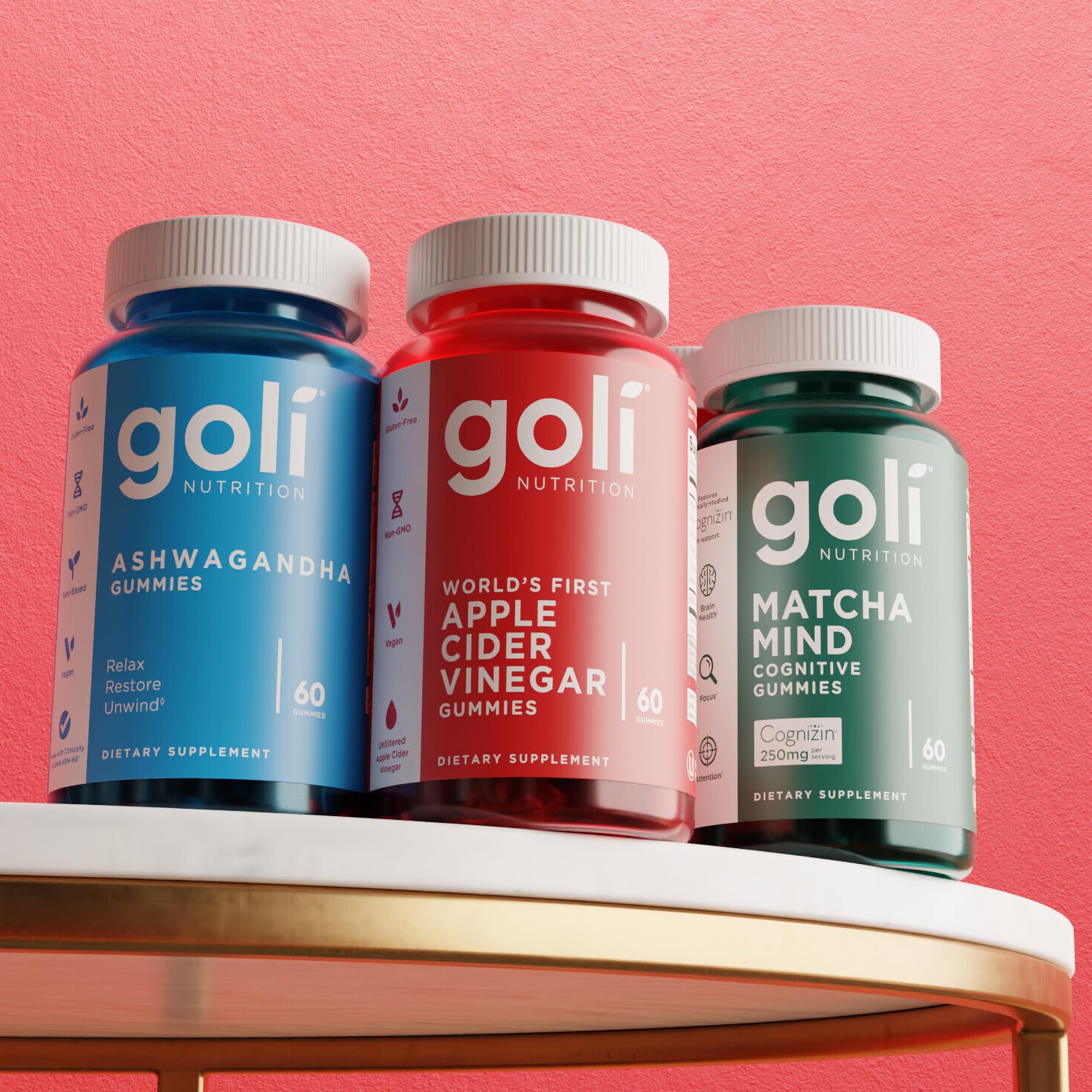 Goli mano sosteniendo gomita destaca portabilidad y consumo práctico
