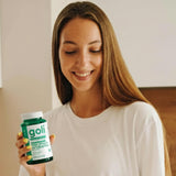 Goli gomita en mano lista para masticar, consumo cómodo y rápido
