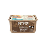 GoMacro barra en mano para comparar tamaño, práctico y listo para llevar