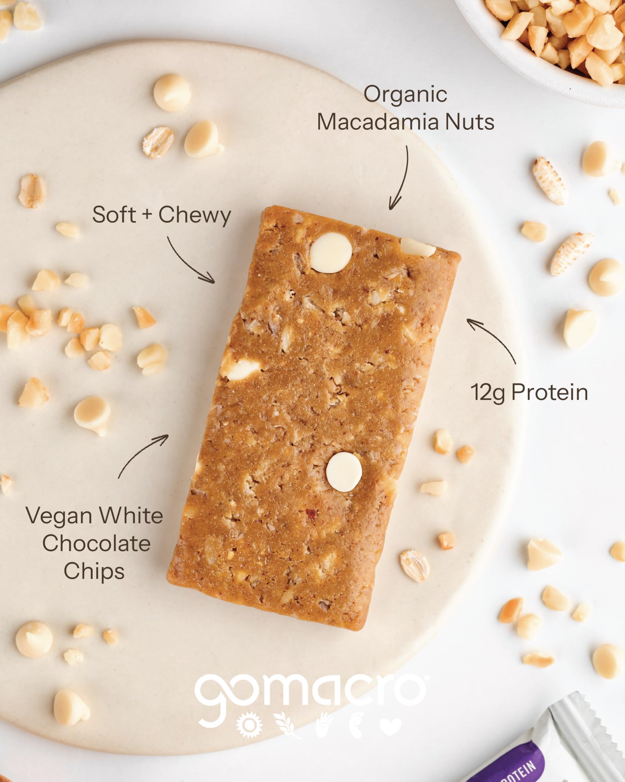 GoMacro MacroBar barra junto a una mano para ver tamaño y porción práctica