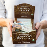 GoMacro barra MacroBar Mini en mano que muestra tamaño portátil