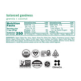 GoMacro primer plano de textura con coco rallado y trozos de nuez nutritivos