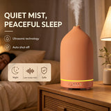 Gooamp difusor junto a una taza para mostrar tamaño compacto