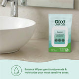 Good Clean Love toallita en mano demostrando limpieza rápida