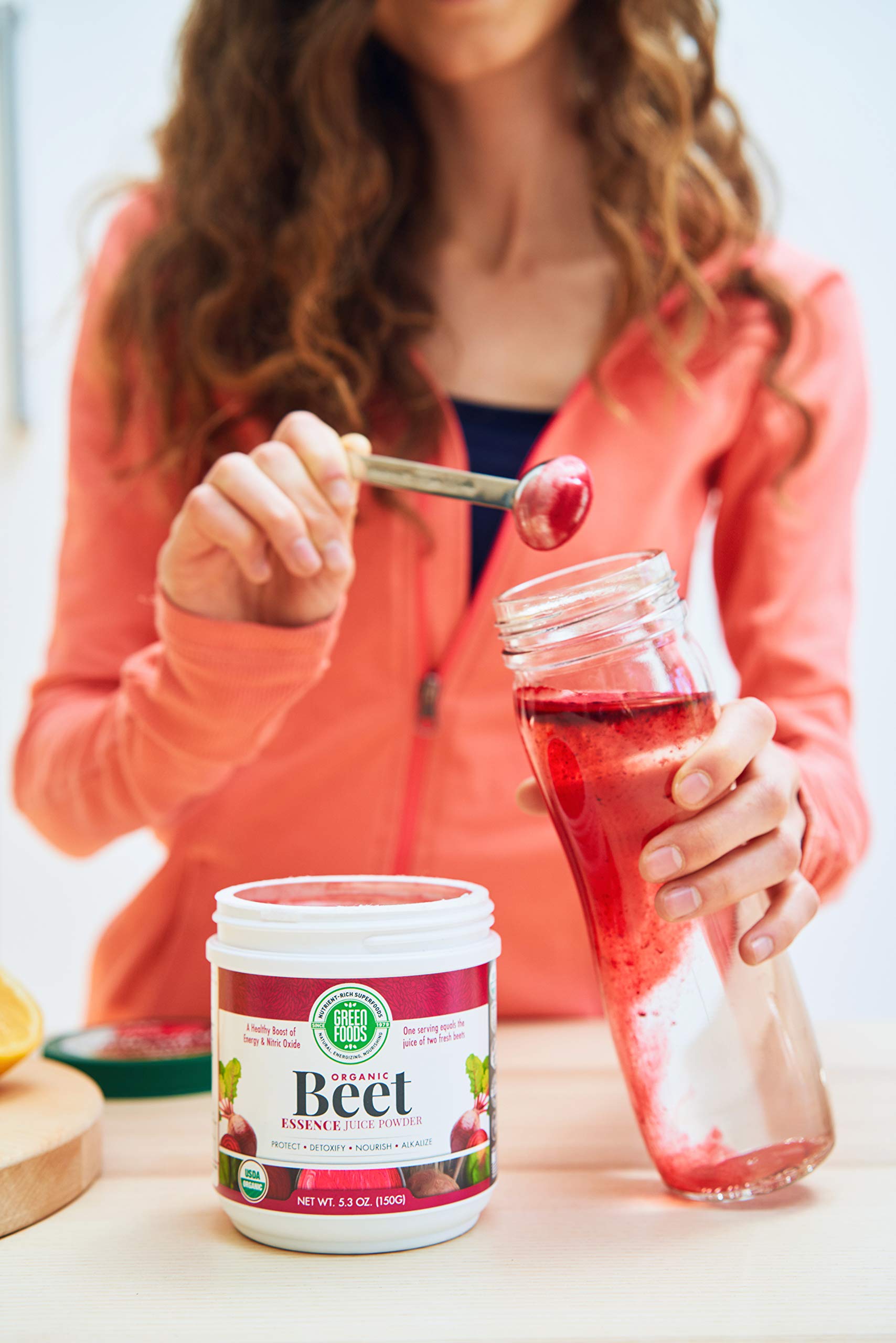 Green Foods Beet Essence en cocina moderna realzando presentación de plato